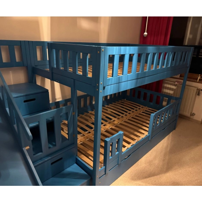 łóżko ze schodami i ślizgawką